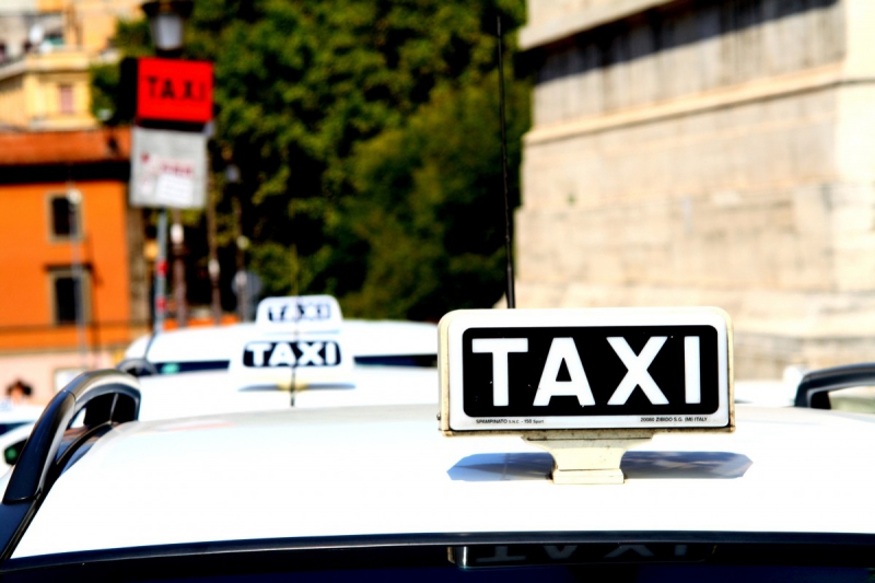 taxis-BRIANCONNET-min_taxi_auto_rome_road_white-1051610